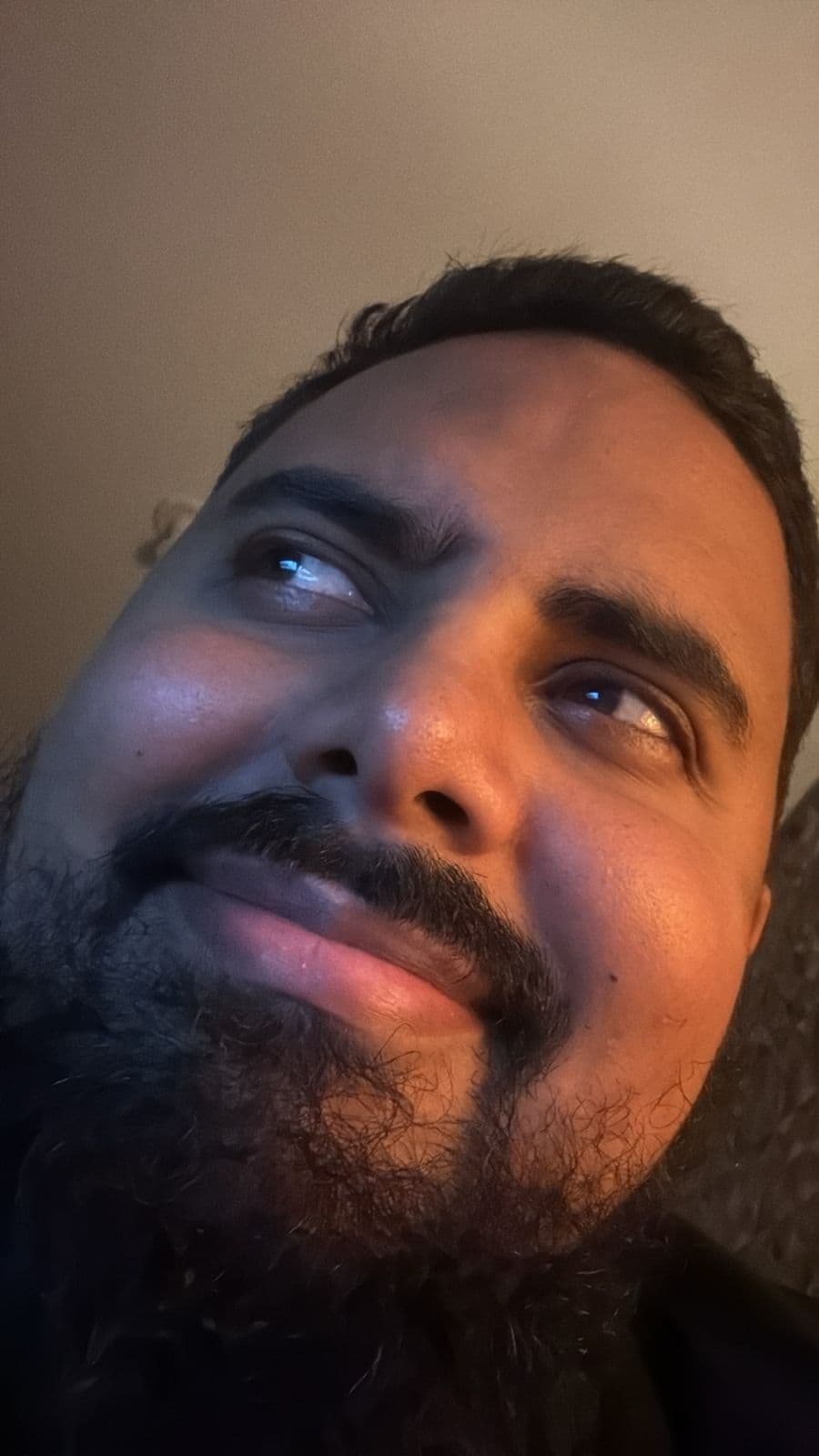 Ilustração de cantora em aula de canto